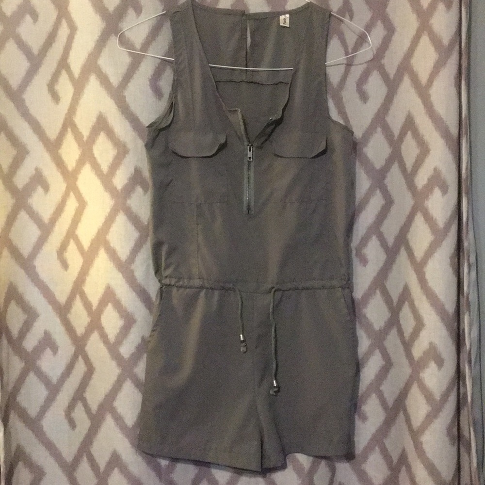 Green romper with drawstring and pockets